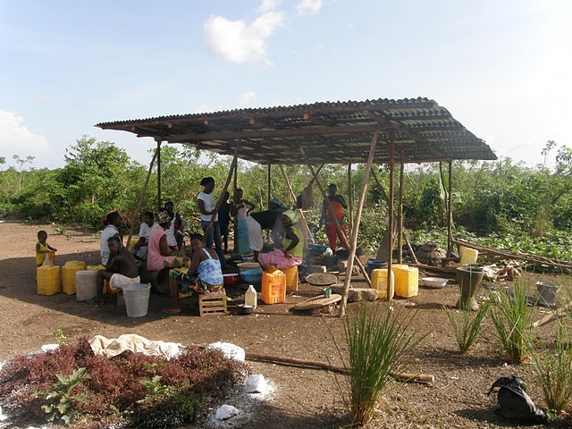 Vrouwen koken Cassava voor ons in the Peace village